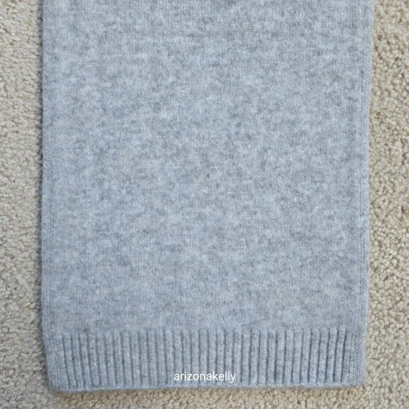 NWOT Cashmere Knit Light Grey Classic Scarf With Ribbed Ends